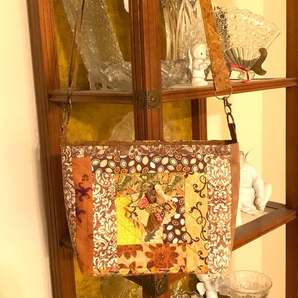 Handmade Patchwork Quilted Crossbody Bag with Lining and Zippered Closure - Picture 5 of 9